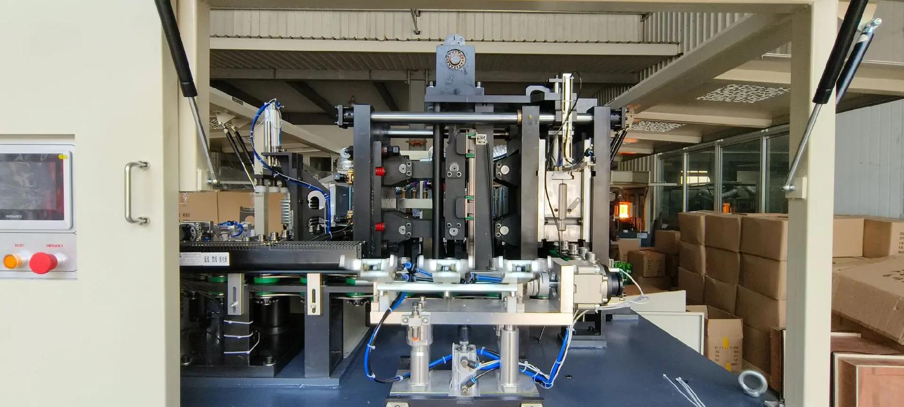 專業(yè)生產廠家 一出三2升全高配PET吹瓶機引領機械設備新潮流